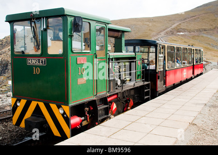 Snowdon Mountain Railway Motor und Passagier-Coach an der Clogwyn Station, 3/4 des Weges bis zum Gipfel des höchsten Berges in Wales Stockfoto