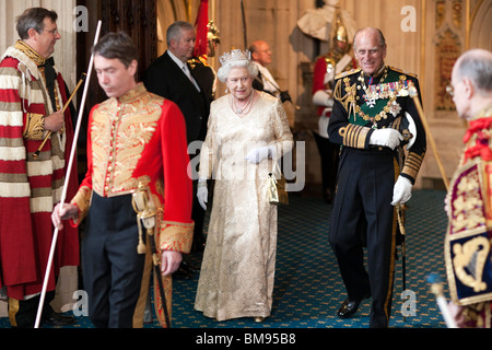 Die britische Königin Elizabeth überlässt das souveräne Eingang des House Of Lords nach dem Staat Eröffnung des Parlaments 2010 Stockfoto