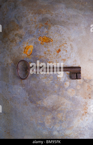 Alte rostige Schlüssel auf einem strukturierten Grunge Hintergrund Stockfoto