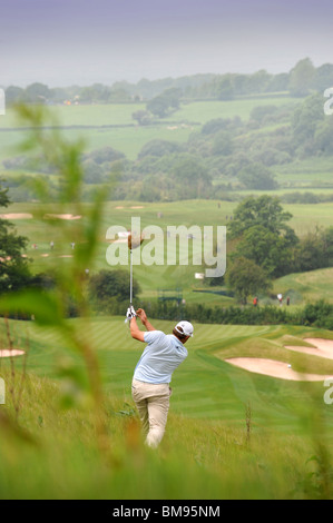 Ein Golfspieler trifft ein Bügeleisen aus der rauen bei The Celtic Manor Wales Open 2008 Austragungsort für den Ryder Cup 2010 Stockfoto