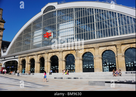 Die neu entwickelte Plateau vor der Klasse II aufgeführten Gebäude von Lime Street Railway Station - das Tor nach Liverpool. Stockfoto