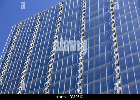 Reihen von geöffneten Fenstern auf Manitoba Hydro Building, Winnipeg, Manitoba, Kanada Stockfoto