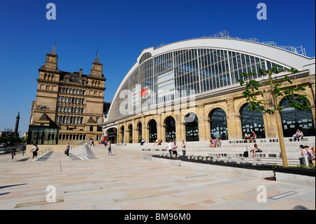 Die neu entwickelte Plateau vor der Klasse II aufgeführten Gebäude von Lime Street Railway Station - das Tor nach Liverpool. Stockfoto