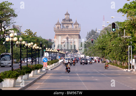 Lane Xang & Patuxai Triumphbogen, Vientiane, Laos. Stockfoto