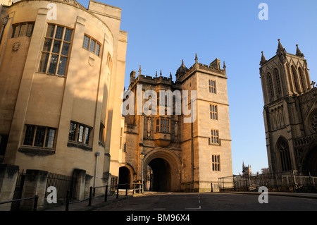 Mittelalterliche Torhaus, Bristol Cathedral und Teil des Rückens der Zentralbibliothek auf Bristol College grün mit blauem Himmel Stockfoto