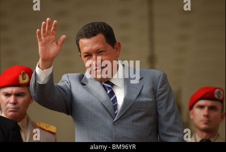 Venezuelas Präsident Hugo Chavez salutiert vor Journalisten in Miraflores Palast in Caracas, Venezuela Stockfoto