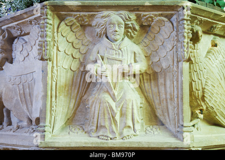 Figuren geschnitzt in Stein auf die Schriftart in St. Marys Kirche, Happisburgh, Norfolk. Stockfoto