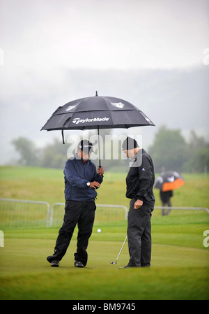 Golfer trainieren trotz der walisischen Regen auf die Celtic Manor Wales Open 2008 Stockfoto