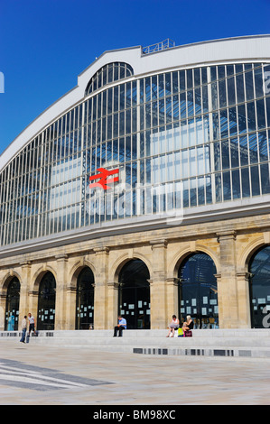 Die neu entwickelte Plateau vor der Klasse II aufgeführten Gebäude von Lime Street Railway Station - das Tor nach Liverpool. Stockfoto