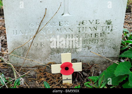 Mohn-Kennzeichnung britischer Grab in Le Trou-Hilfe-Posten Friedhof, Flügelkorps, Pas-De-Calais, Frankreich Stockfoto