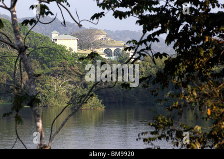 Blick auf die 5 Sterne Gamboa Rainforest Resort und Fluss Chagres, Soberania Nationalpark, Panama Stockfoto