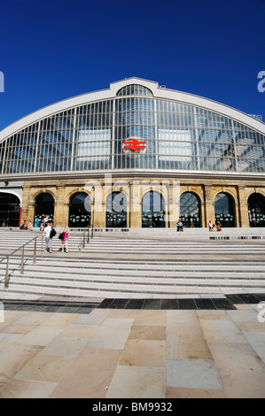 Die neu entwickelte Plateau vor der Klasse II aufgeführten Gebäude von Lime Street Railway Station - das Tor nach Liverpool. Stockfoto