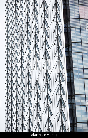 Reihen von geöffneten Fenstern auf dem Manitoba Hydro Büroturm, Winnipeg, Manitoba, Kanada Stockfoto