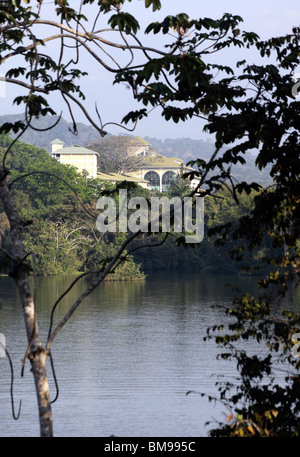 Blick auf die 5 Sterne Gamboa Rainforest Resort und Fluss Chagres, Soberania Nationalpark, Panama Stockfoto