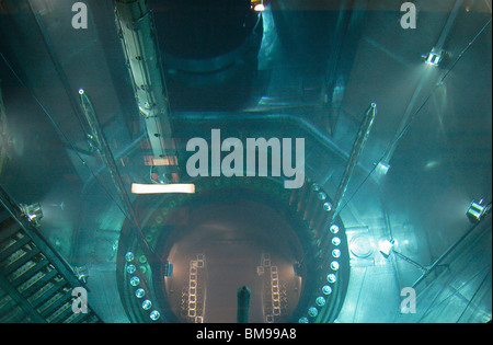 Im Kernkraftwerk Angra II befindet sich der Brennstoffpool des Kernkraftwerks Central Nuclear Almirante Álvaro Alberto Complex in Angra dos Reis im brasilianischen Bundesstaat Rio de Janeiro. Alle 12 bis 24 Monate werden etwa 25 bis 33 % der Brennstoffbaugruppen eines Reaktors in diesen tiefen, mit Wasser gefüllten Pool geleitet, in dem durch kontinuierliche Kühlung und Strahlungsabschirmung die intensiv heißen, radioaktiven Stäbe vor der weiteren Handhabung oder Lagerung sicher zerfallen können. Stockfoto