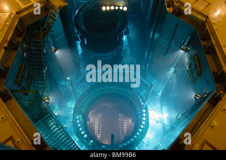 Im Kernkraftwerk Angra II befindet sich der Brennstoffpool des Kernkraftwerks Central Nuclear Almirante Álvaro Alberto Complex in Angra dos Reis im brasilianischen Bundesstaat Rio de Janeiro. Alle 12 bis 24 Monate werden etwa 25 bis 33 % der Brennstoffbaugruppen eines Reaktors in diesen tiefen, mit Wasser gefüllten Pool geleitet, in dem durch kontinuierliche Kühlung und Strahlungsabschirmung die intensiv heißen, radioaktiven Stäbe vor der weiteren Handhabung oder Lagerung sicher zerfallen können. Stockfoto