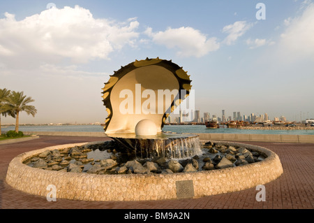 Elk205-1004 Katar, Doha, Al Corniche, Pearl Monument mit Skyline der Stadt hinter Stockfoto