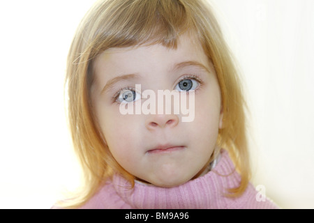 blonde kleine Mädchen blaue Augen Porträt Stockfoto