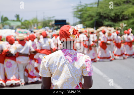Teilnehmer tanzen in Erntedankfest Parade mit bunten Kostümen, Curacao, Niederländische Antillen. Stockfoto