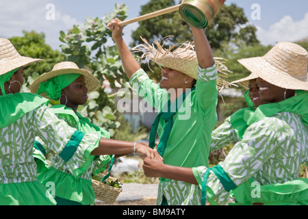 Teilnehmer tanzen in Erntedankfest Parade mit bunten Kostümen, Curacao, Niederländische Antillen. Stockfoto
