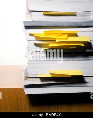 Stapel Bücher mit Post-It oder Haftnotizen Stockfoto