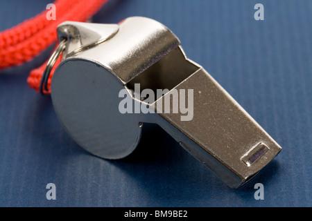 eine Pfeife mit blauem Hintergrund Stockfoto