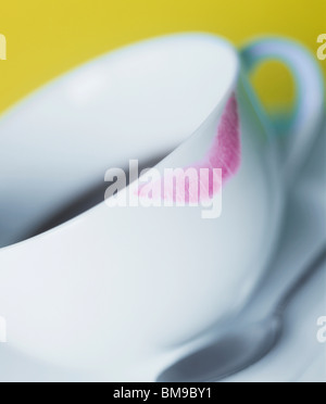 Kaffeetasse mit Lippenstift mark Stockfoto