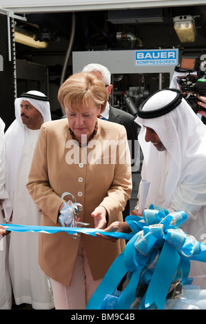 Angela Merkel eine Gas-Tankstelle in Abu Dhabi eröffnet Stockfoto