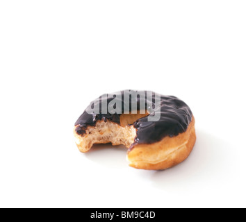 Noch-Lüge der Schokolade Donut mit Biss herausgenommen Stockfoto