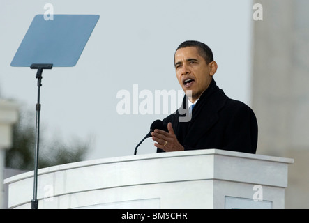 18. Januar 2009 – Washington, D.C.- Präsident Barack Obama spricht Ate The We are One Konzert im Lincoln Memorial. Das Konzert ist eines der Ereignisse, die zur Einweihung Obamas führten und mit musikalischen Darbietungen und Lesungen aus der amerikanischen Geschichte. Stockfoto