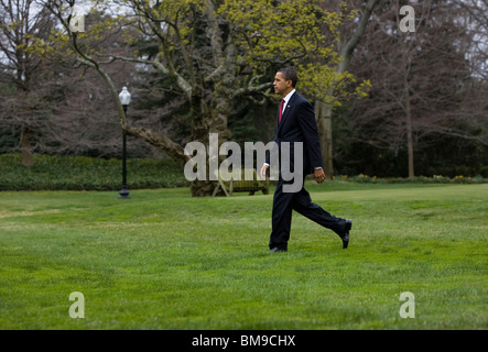 27. März 2009 – Washington, D.C. – Präsident Barack Obama geht über den Südrasen zu Marine One, als er zu einer Reise nach Camp David aufbricht. Stockfoto