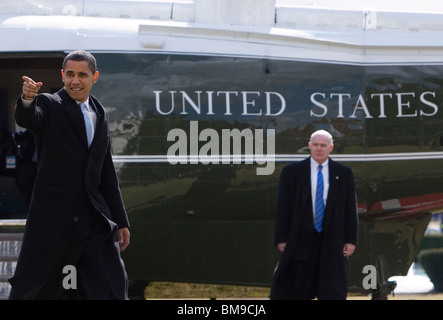 16. Februar 2009 – Washington, D.C. – Präsident Barack Obama kommt auf dem South Lawn des Weißen Hauses an, als er am Wochenende von seiner Reise nach Chicago zurückkehrt. Stockfoto