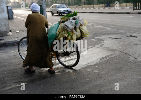 ägyptischen Mannes transportieren sein Obst und Gemüse, Souk Goma (Freitagsmarkt), südliche Friedhöfe, Khalifa District, cair0 Stockfoto