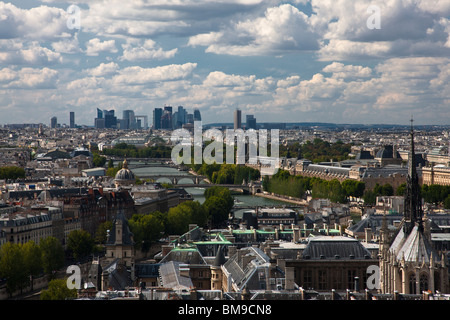 Antenne Aussicht über die Dächer von Paris und Seine von der Ile de la Cite in Richtung Grand Arch, dramatische blauer Himmel und Cloud Hintergrund Stockfoto