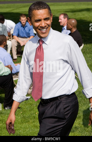 19. Juni 2009- Washington, DC- Präsident Barack Obama begrüßt lokale Studenten bei einem Essen auf dem Südrasen des Weißen Hauses während einer Veranstaltung, um zu fördern, ein guter Vater zu sein. Stockfoto