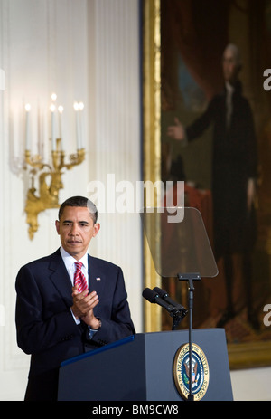 20. Mai 2009 – Washington, D.C. – Präsident Barack Obama spricht während einer Zeremonie zur Unterzeichnung des Helping Families Save their Homes Act und des Fraud Enforcement and Recovery Act im Ostraum des Weißen Hauses. Stockfoto