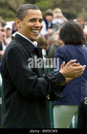 13. April 2009 – Washington, D.C. – Präsident Barack Obama nimmt an der jährlichen Osterei-Rolle des Weißen Hauses Teil. Die Veranstaltung, die jedes Jahr auf dem Südrasen des Weißen Hauses stattfindet, ist eine Washingtoner Tradition. Stockfoto