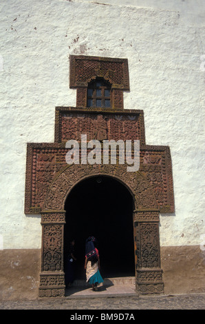 Maurische Designs auf die Fassade des aus dem 16. Jahrhundert Iglesia de Santiago Apostol im Dorf Angahuan, Michoacan, Mexiko Stockfoto