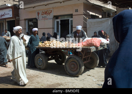 Ägypten.  Riverside Stadt Esna am Markttag - das ist Freitag. Stockfoto