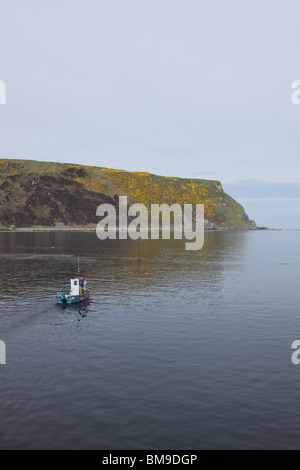 kleines Fischerboot in der Gamrie Bay in der Nähe von Gardenstown Schottland Mai 2010 Stockfoto