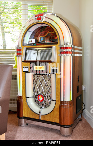 Stil der 1940er-Jahre Rock-Ola Jukebox. Stockfoto