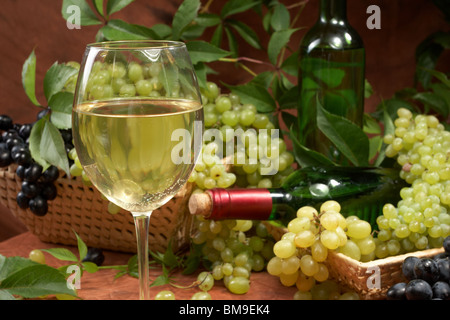 Weiße trockene Wein, frische Cluster eine Weintraube Stockfoto