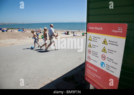 Warnzeichen und Verbot unterzeichnen am Strand von Avon Mudeford Stockfoto