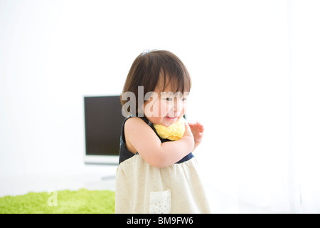 Baby Mädchen stehen und Lächeln Stockfoto
