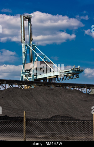 Kohle-Kran am Hafen gegen blauen Himmel Stockfoto