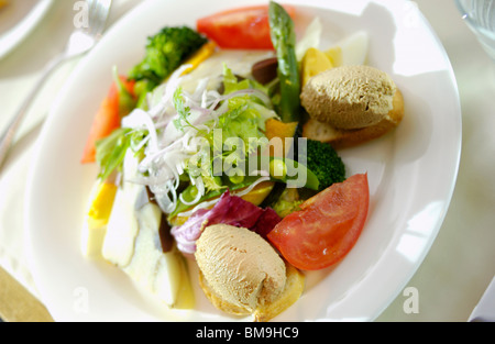 Teller mit Salat auf den Tisch, in der Nähe Stockfoto