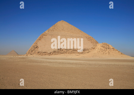 Snowflakes von Bent Pyramid mit kleinen Satelliten-Pyramide für seine Königin an Dahshur, Ägypten Stockfoto