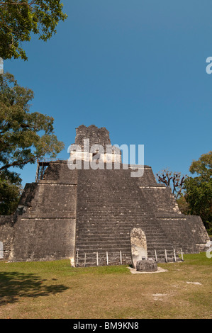 Tempel II, Maya-Ausgrabungsstätte von Tikal, Guatemala. Stockfoto