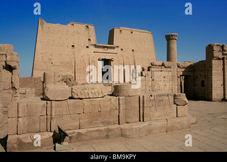 Haupteingang des ersten Pylon des Tempels von Horus in Edfu, Ägypten Stockfoto