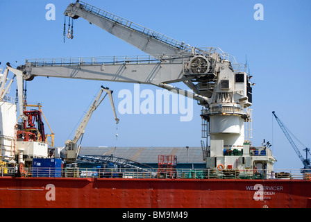 Teil des Öl-Rig Unterstützung Schiff festgemacht an Leith Docks, Edinburgh, Schottland. Stockfoto